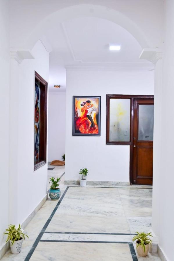 Hotel Wild Rose New Delhi Exteriör bild