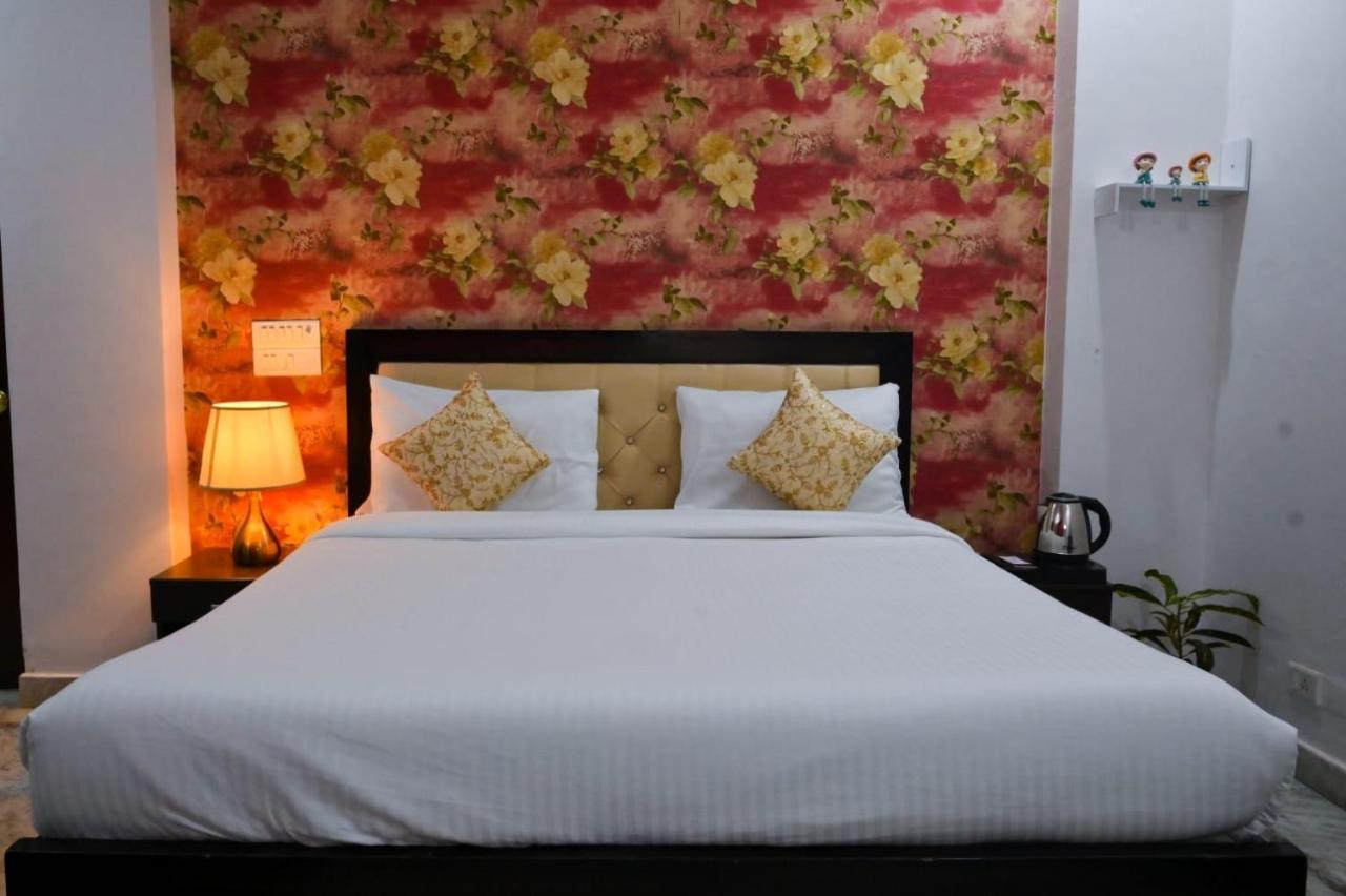Hotel Wild Rose New Delhi Exteriör bild