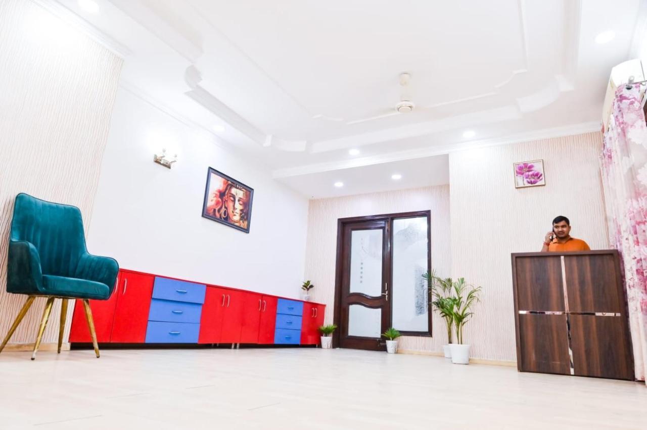 Hotel Wild Rose New Delhi Exteriör bild