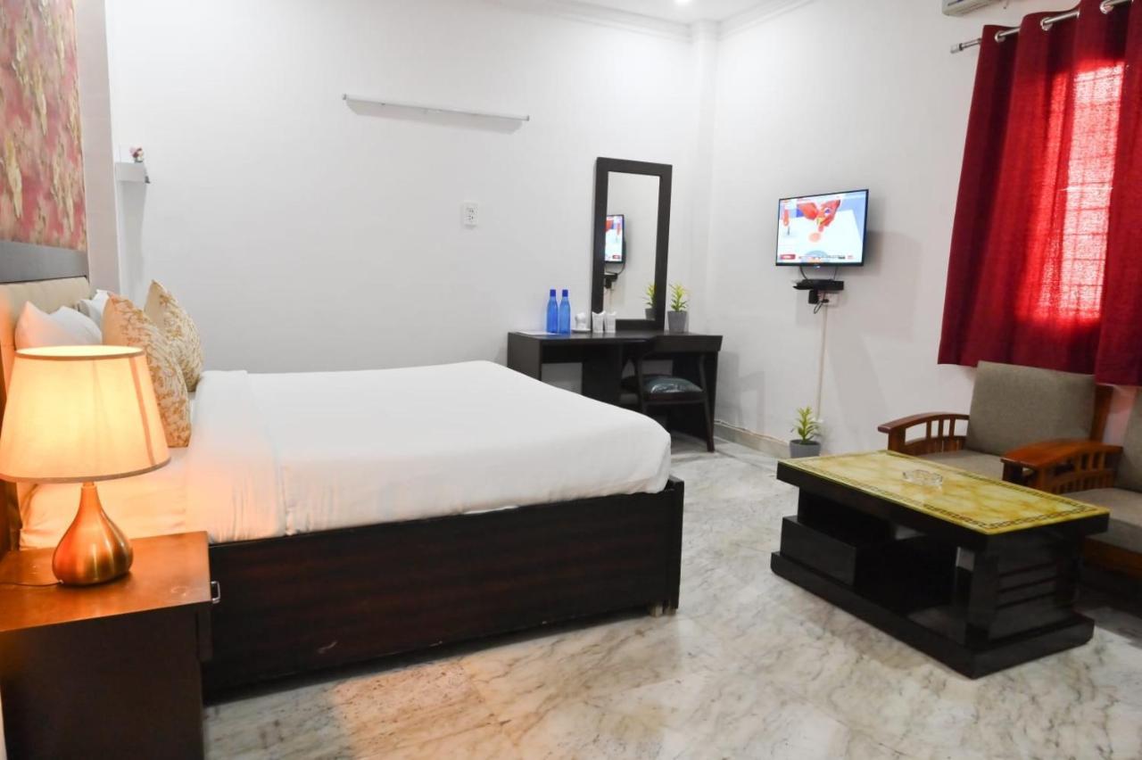 Hotel Wild Rose New Delhi Exteriör bild