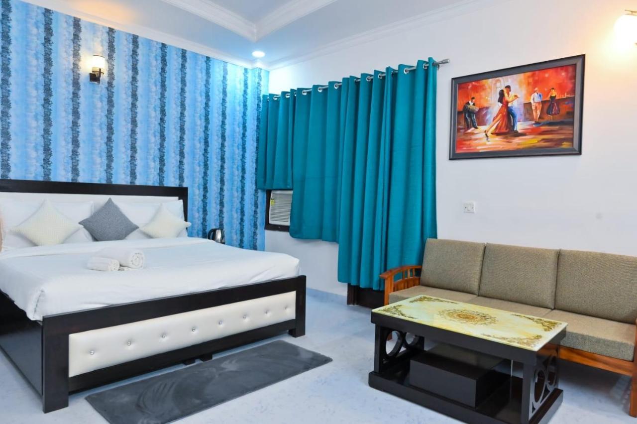 Hotel Wild Rose New Delhi Exteriör bild